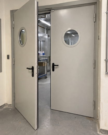 Полуторная тамбурная дверь с круглым окном